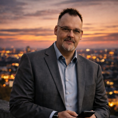 Porträt des KFZ-Sachverständigen in der Werkstatt